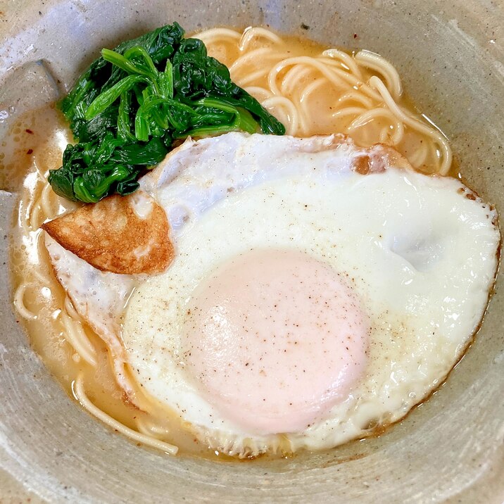 ほうれん草バター炒め、目玉焼きの豚骨ラーメン